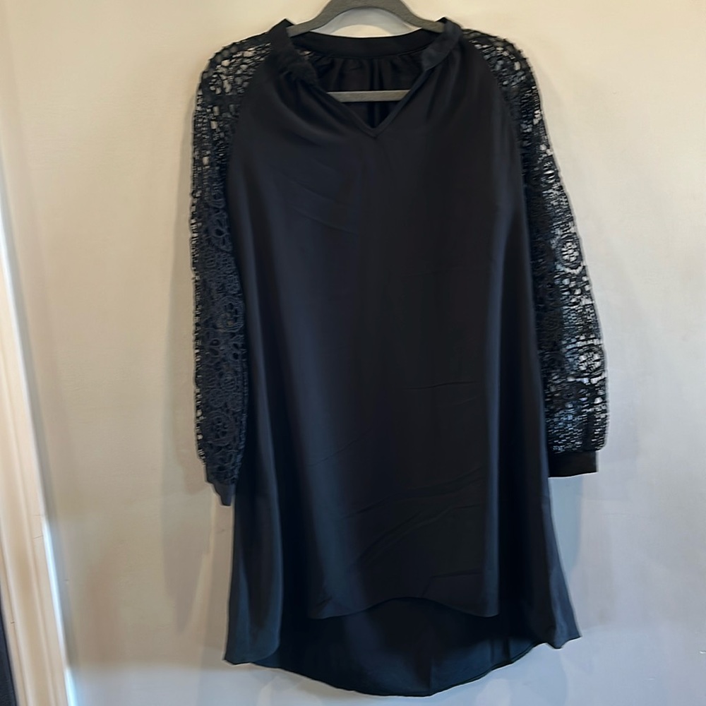 Women’s dress hi-lo with lace sleeves